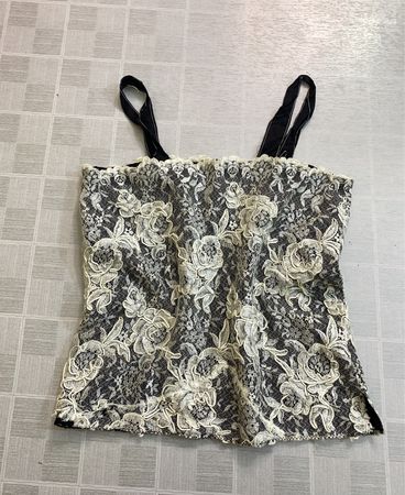 Schwarz-weiße florale Spitzen-Camisole