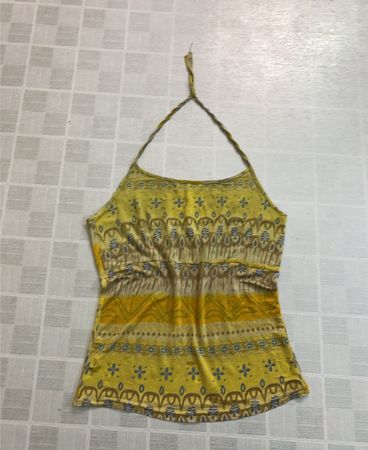 Gelbes Bandeau-Top mit abstractem Muster