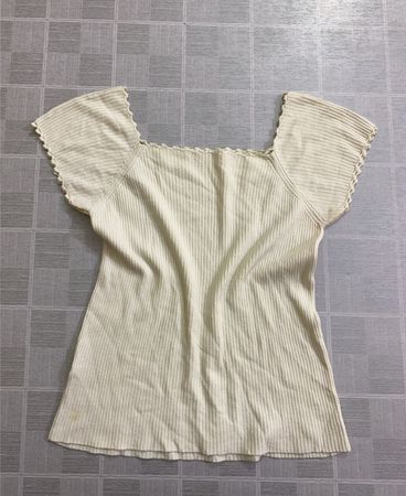 Off-white ribbed top with scalloped edges