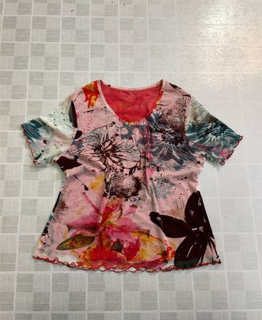 Top en mesh à imprimé floral rose avec bordure rouge