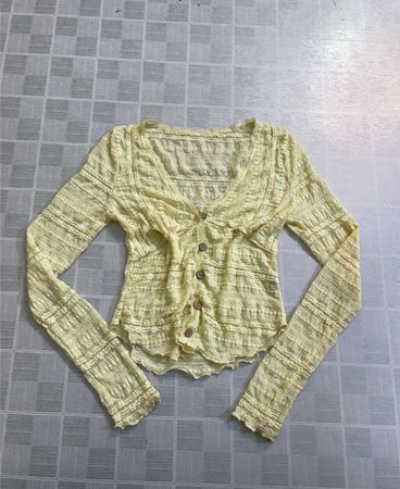 Top en tricot texturé jaune avec boutons