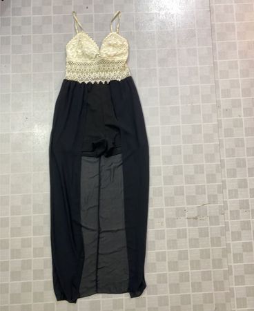 Schwarzes Kleid mit Spitzenbesatz