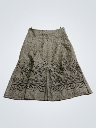 Jupe grise avec broderie florale noire