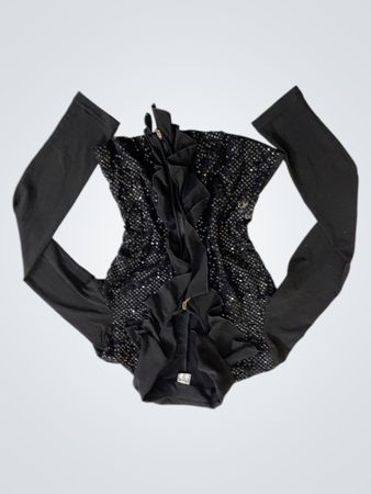 Schwarze, mit Pailletten besetzte Zip-Jacke mit schwarzen Hosen