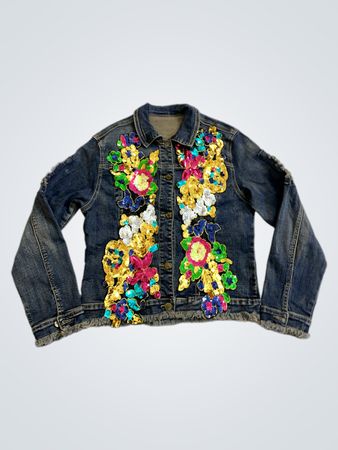 Chaqueta vaquera con adornos de lentejuelas florales