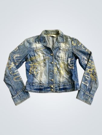 Chaqueta vaquera con adornos dorados