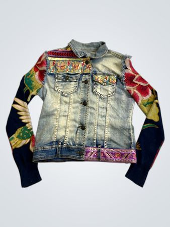 Veste en denim avec manches brodées à motifs floraux