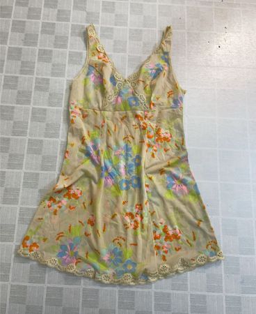 Schlankes Slipkleid mit zartem Blumenmuster und Spitzenbesatz