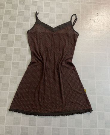 Braunes Slip-Kleid mit rotem Muster
