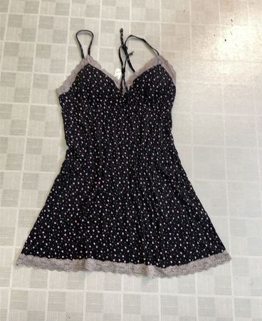 Schwarzes Kleid mit rosa Herzen und Spitzenbesatz