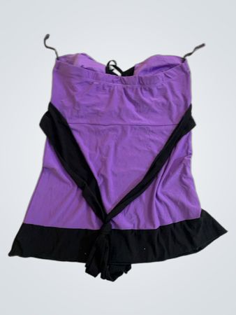Lippenstift-Purpur und schwarzes Neckholderkleid mit Spitzen-Detail