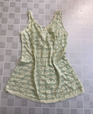 Hellgrünes Blumenmuster-Kleid mit Spitzensaum