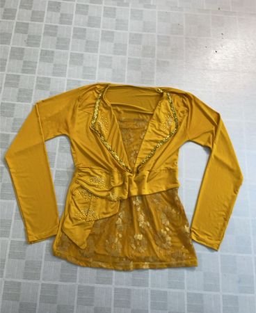 Gelbes Langarmoberteil mit Spitzendetail