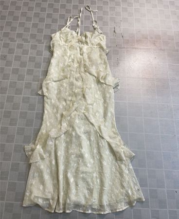 Cremfarbiges Rüschennkleid