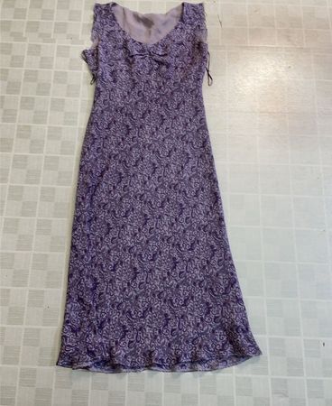 Langes Maxikleid mit lila Muster