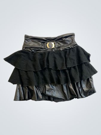 Schwarzes gerafftes Kleid mit goldener Schnalle