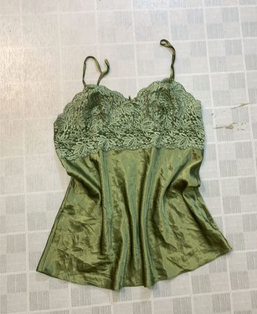 Grünes Satin-Camisole mit Spitzendetail