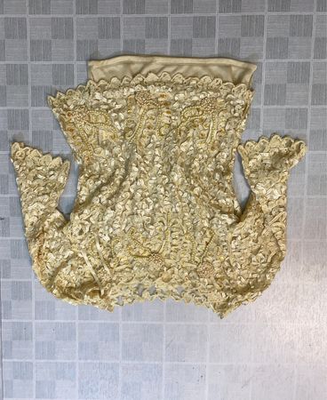 Spitzenverziertes Top mit cremefarbener Spitze