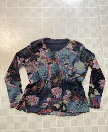 Mesh-Oberteil mit Blumenmuster und langen Ärmeln