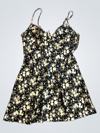 Schwarzes Trägerkleid mit Blumenmuster
