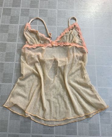 Durchscheinendes Babydoll mit rosa Spitzenbesatz