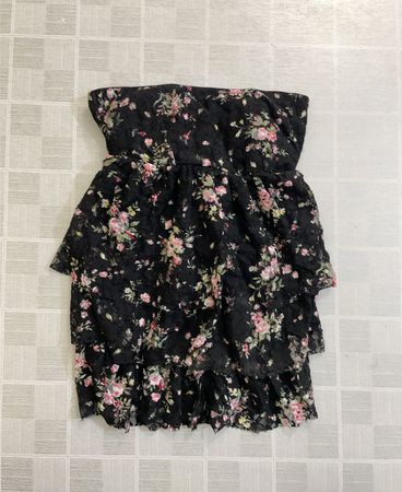 Scooticor Schwarzes florales Spitzenkleid mit Rüschen