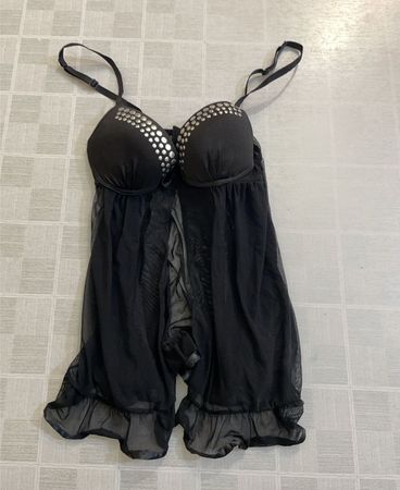 Schwarzes Mesh-Rüschens-Babydoll mit mit Nieten besetzten Cups