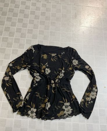 Schwarzes langärmeliges Oberteil mit Blumenmuster