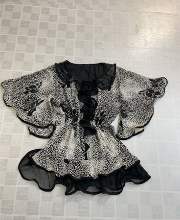 Schwarz-weiß gemustertes Top mit Rüschen