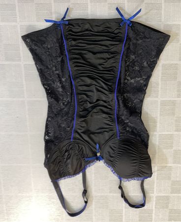 Schwarzer Spitzenkorsett mit blauer Einfassung