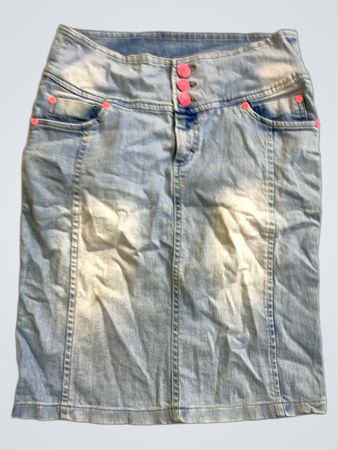 Jeansrock mit pinken Akzenten