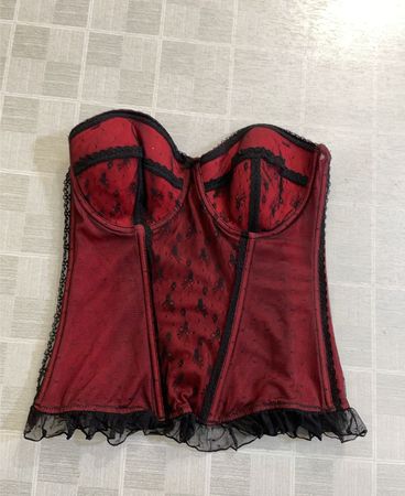 Rotes und schwarzes Spitzenkorsett