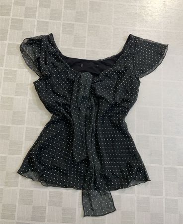 Schwarzes gepunktetes Kleid