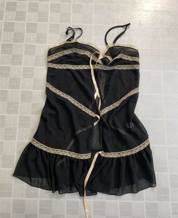 Schwarzes transparentes Babydoll mit Spitzenbesatz