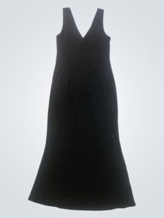 Brillante schwarzes Kleid mit Verzierungen