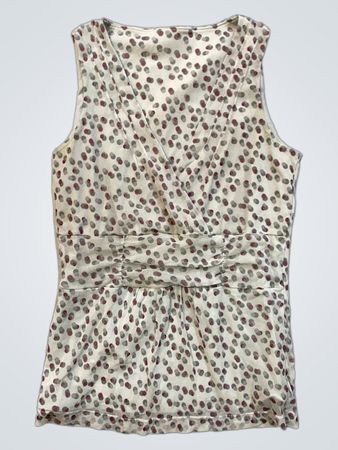 Weißes Top mit grauen und roten Polka-Dots