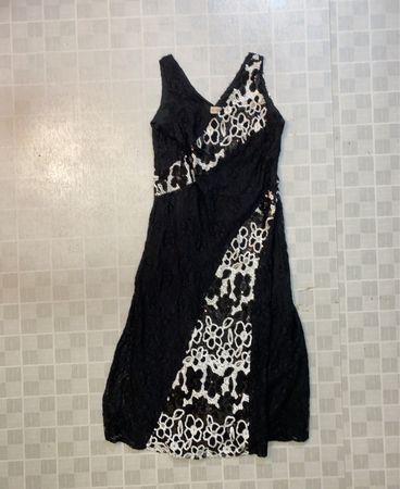 Mimi Schwarzes Spitzenkleid mit weißen Blumenakzenten