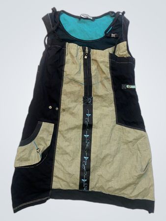 Zweifarbige Jacke mit dekorativen Elementen