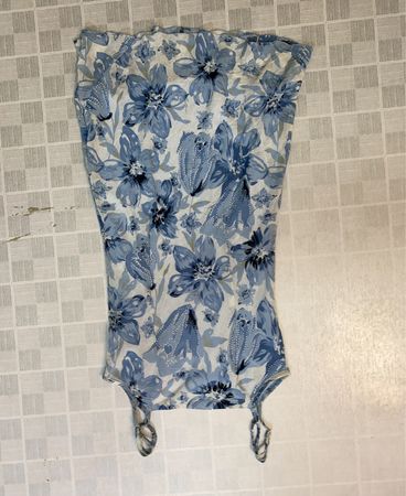 Blaue Camisole mit floralem Muster und Größenetikett 38
