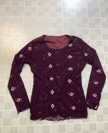 Lila langärmeliges Oberteil mit Blumenmuster