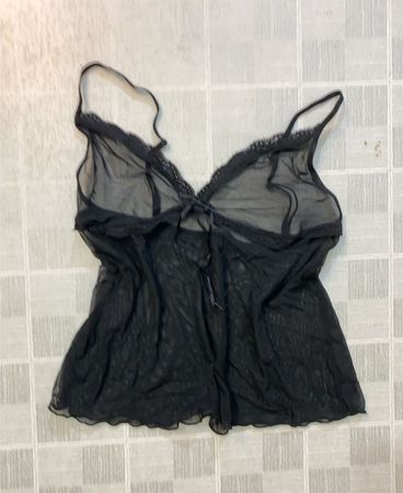 Schwarze transparente Chemise mit Spitzenbesatz