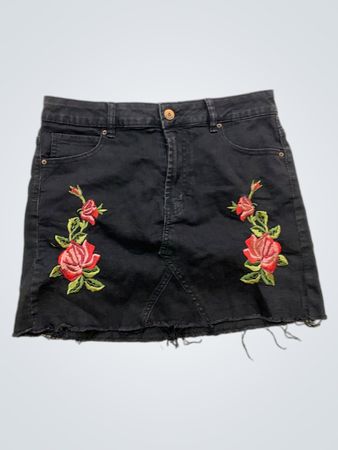 Schwarzer Jeansrock mit Rosenstickerei