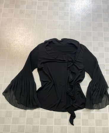 Schwarze Bluse mit Rüsche und Glockenärmeln