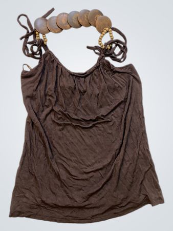 Braunes Tanktop mit Holzkugelkette als Detail