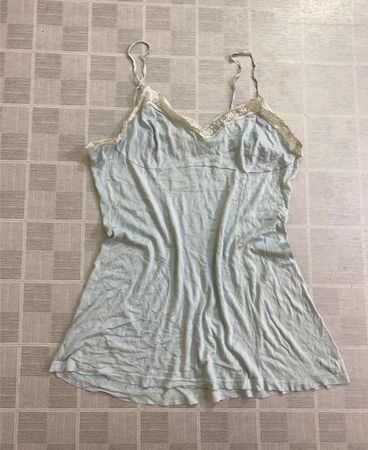 Hellblaues Slipkleid mit Spitzenbesatz