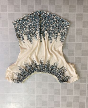 Cremefarbener Oberteil mit blauem Blumenmuster