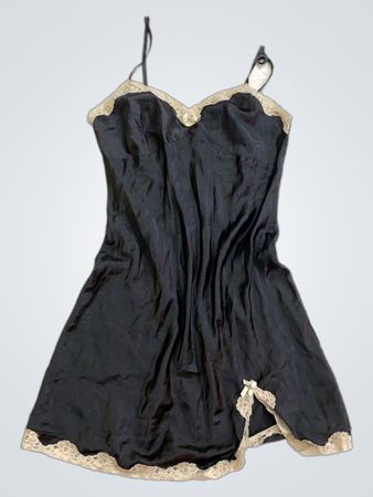 Schwarzes Slipkleid mit Spitzenbesatz