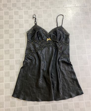 Negligentes Kleid mit schwarzer Spitzenborte