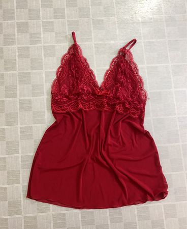 Rotes Spitzensaum-Cami-Unterhemd