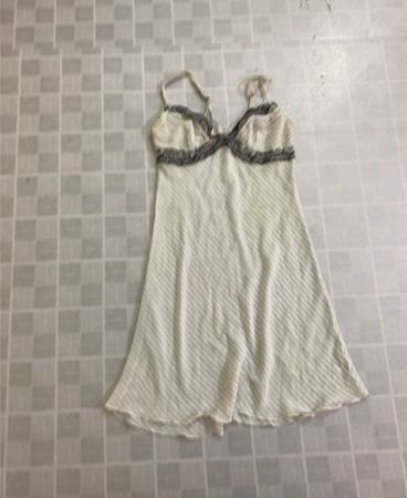 Weißes Negligékleid mit Spitzenbesatz